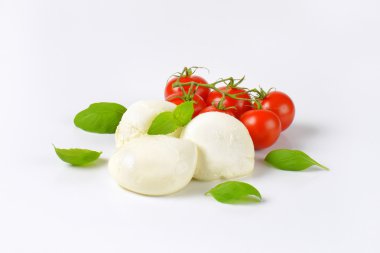 Mozzarella, domates ve fesleğen.