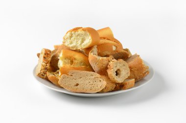 çeşitli ekmek parçaları