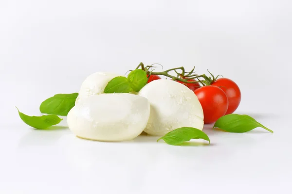 Mozzarella, tomaten en basilicum — Stockfoto