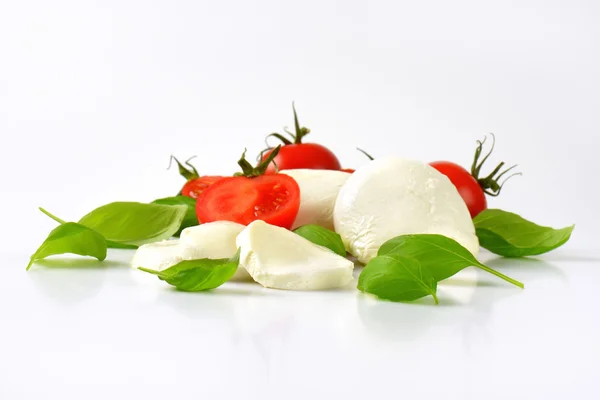 Mozzarella, tomatoes and basil — Stock Photo, Image
