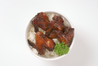 Barbekü tavuk kanadı pirinç