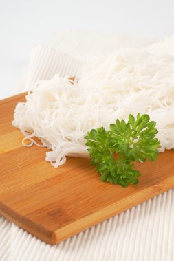 pişmiş pirinç noodle
