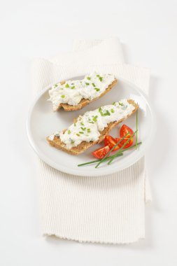 ekmek rulo yayılmış peynir ile