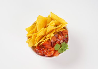 tortilla cips ve domates salsa