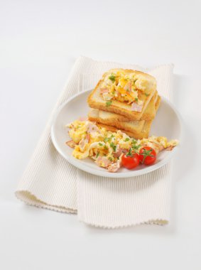 Sahanda yumurta ve kızarmış ekmek