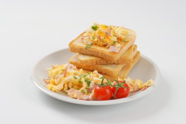 Sahanda yumurta ve kızarmış ekmek