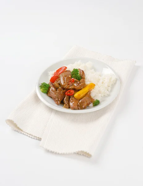 Fleisch und Gemüse unter Rühren mit Reis anbraten — Stockfoto