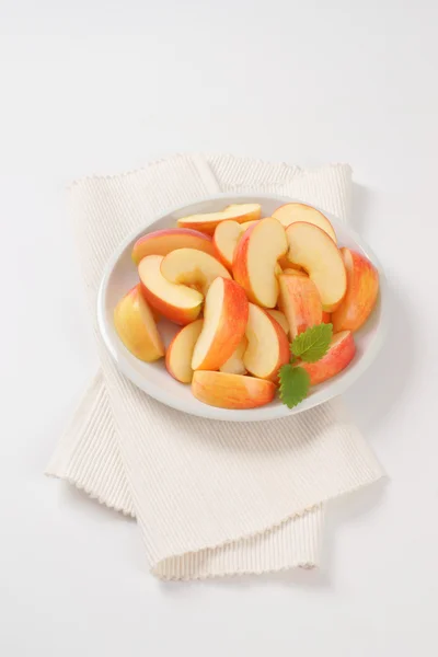 Taze dilimlenmiş elma — Stok fotoğraf