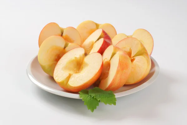 Manzanas frescas a la mitad — Foto de Stock