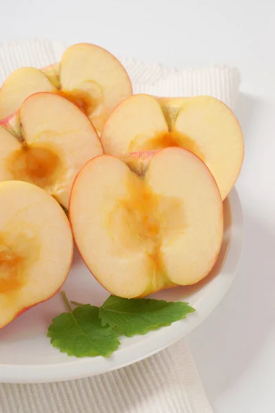 Pommes fraîches coupées en deux — Photo