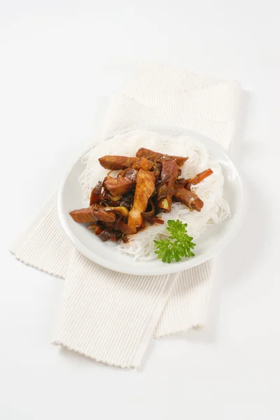 Remuer la viande frite avec des nouilles de riz — Photo