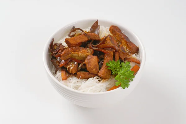 Roer gebakken vlees met rijstnoedels — Stockfoto