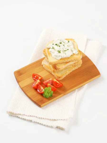 Pan blanco tostado y cebollino cremoso untado — Foto de Stock