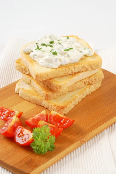 Pane bianco tostato e erba cipollina cremosa diffusione — Foto Stock