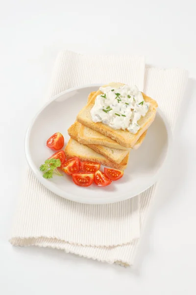 Pão branco torrado e cebolinha cremosa propagação — Fotografia de Stock