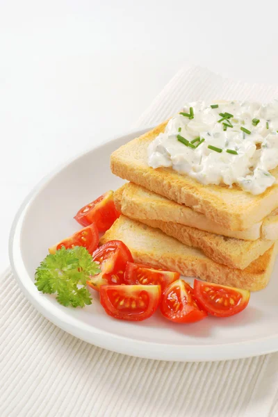 Pane bianco tostato e erba cipollina cremosa diffusione — Foto Stock