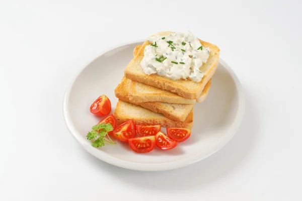 Toasted white bread and creamy chives spread — Stock Photo, Image