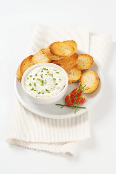 Baguete tostada fatiada e cebolinha espalhados — Fotografia de Stock