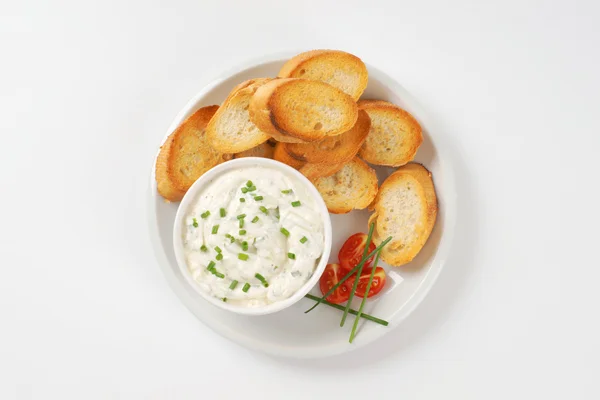 Rebanadas de baguette tostada y cebollino untadas — Foto de Stock