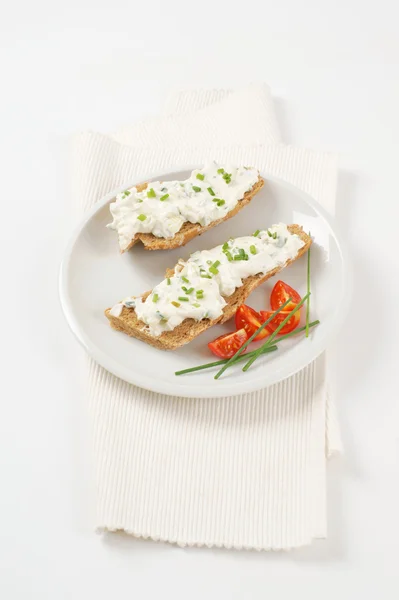 Rolo de pão com queijo spread — Fotografia de Stock