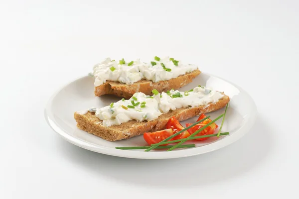 Rolo de pão com queijo spread — Fotografia de Stock