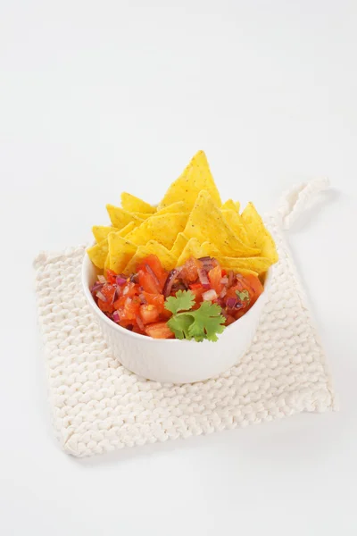 Tortilla chipsy a rajčatovou salsou — Stock fotografie