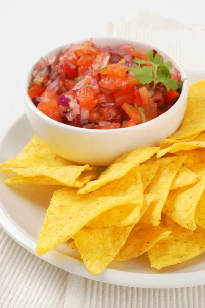 Tortilla chips dan tomato salsa — Stok Foto