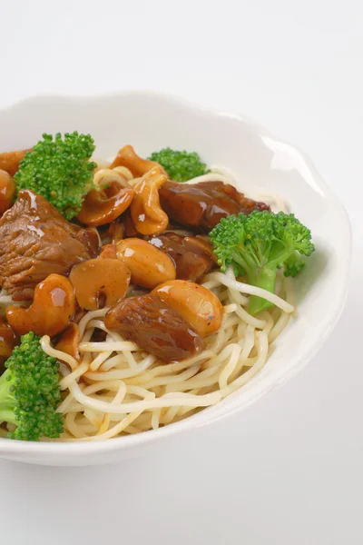 Carne e anacardi mescolare friggere con tagliatelle — Foto Stock