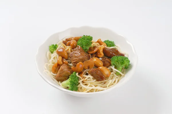 Meat and cashew stir fry with noodles — Stock Photo, Image