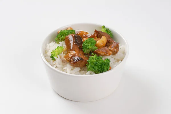 Carne de res y anacardo salteado con arroz —  Fotos de Stock