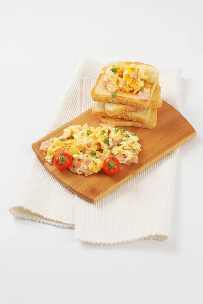 달걀 스크램블과 구운된 빵 — 스톡 사진