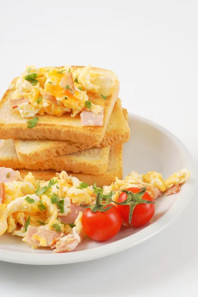 Scrambled eggs and toasted bread — Stock Photo, Image