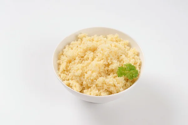 Skål med kokt couscous — Stockfoto