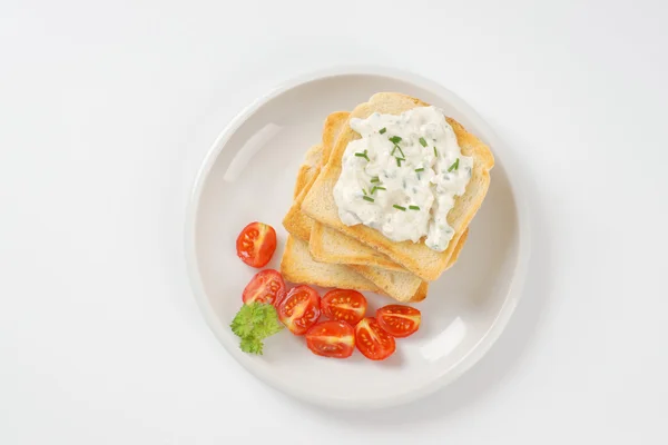 Поджаренный белый хлеб и кремовый лук — стоковое фото