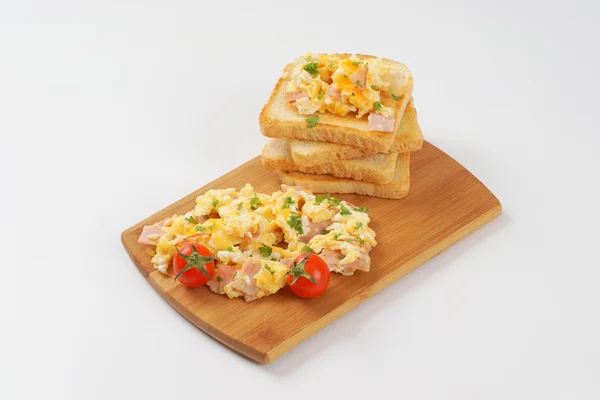 Scrambled eggs and toasted bread — Stock Photo, Image