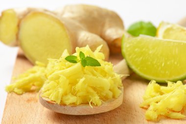 Bütün ve rendelenmiş zencefil