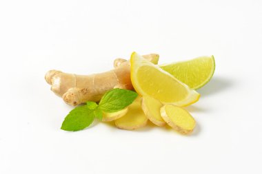 limon ve kireç ile taze zencefil