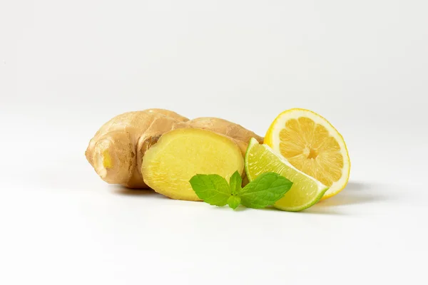 Gengibre fresco com limão e limão — Fotografia de Stock