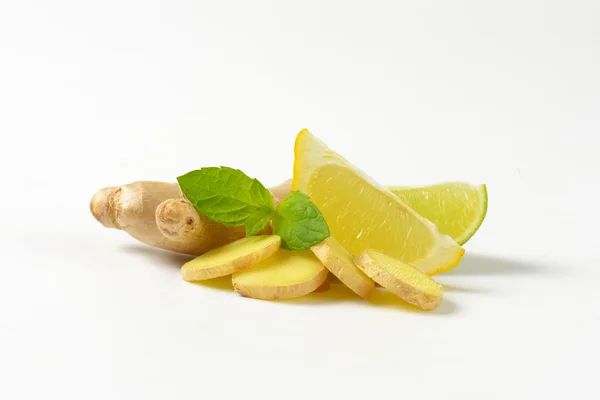 Verse gember met citroen en limoen — Stockfoto