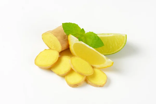 レモンとライムと生姜をスライス — ストック写真