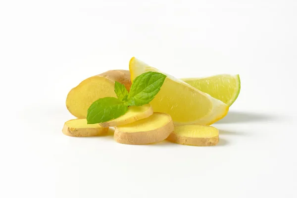 Szeletelt gyömbér, citrom és lime — Stock Fotó