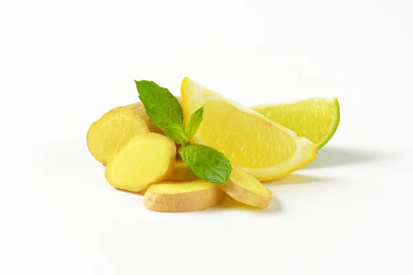 Gengibre fatiado com limão e limão — Fotografia de Stock
