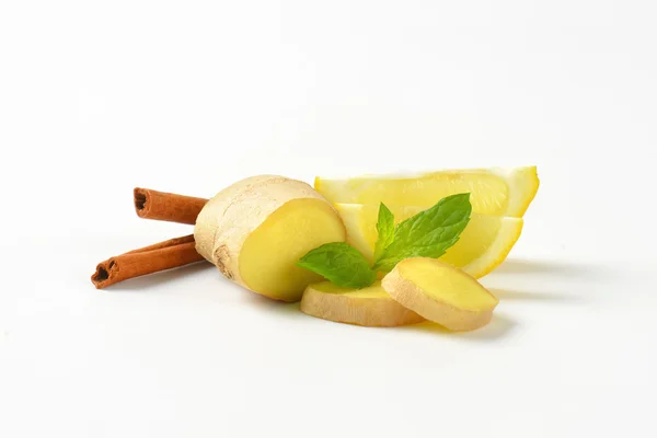Dilimlenmiş zencefil tarçın ve limon ile — Stok fotoğraf