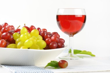 taze üzüm ve kadeh şarap ya da meyve suyu