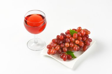 taze üzüm ve kırmızı şarap