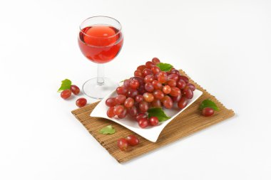 taze kırmızı üzüm ve şarap cam