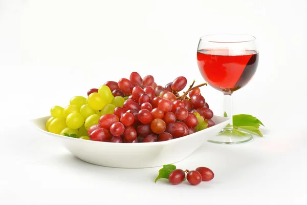 Fresh grapes and glass of wine or juice — Stock Photo, Image