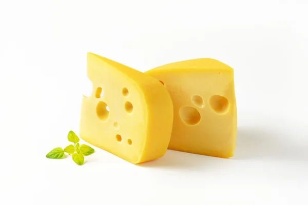 Клинья желтого сыра с глазами — стоковое фото