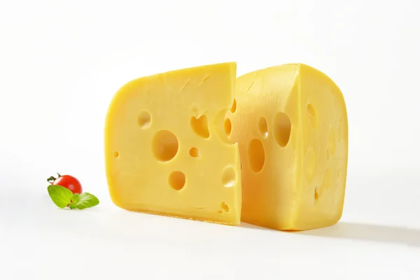 Gözlü sarı peynir dilimleri — Stok fotoğraf