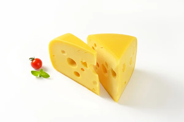 Cunei di formaggio giallo con occhi — Foto Stock